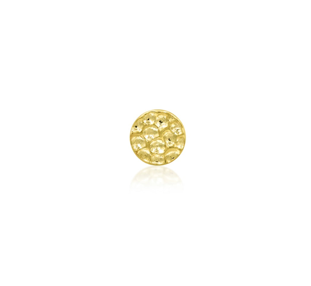 Junipurr Hammered Disk Threadless End in 14K yellow gold, featuring a hand-textured surface that reflects light beautifully. Ideal for lobe, helix, and tragus piercings.