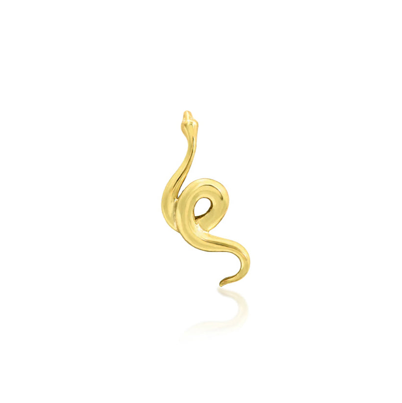 Mirror-polished yellow gold snake stud curved to follow the shape of the ear.