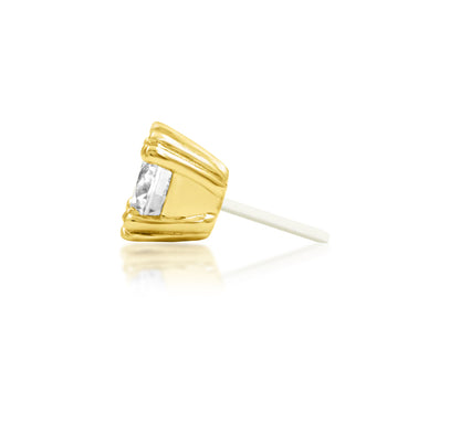 Side profile of the Junipurr Jewellery Beaded Prong threadless end in 14k yellow gold suitable for helix and lobe piercings.
