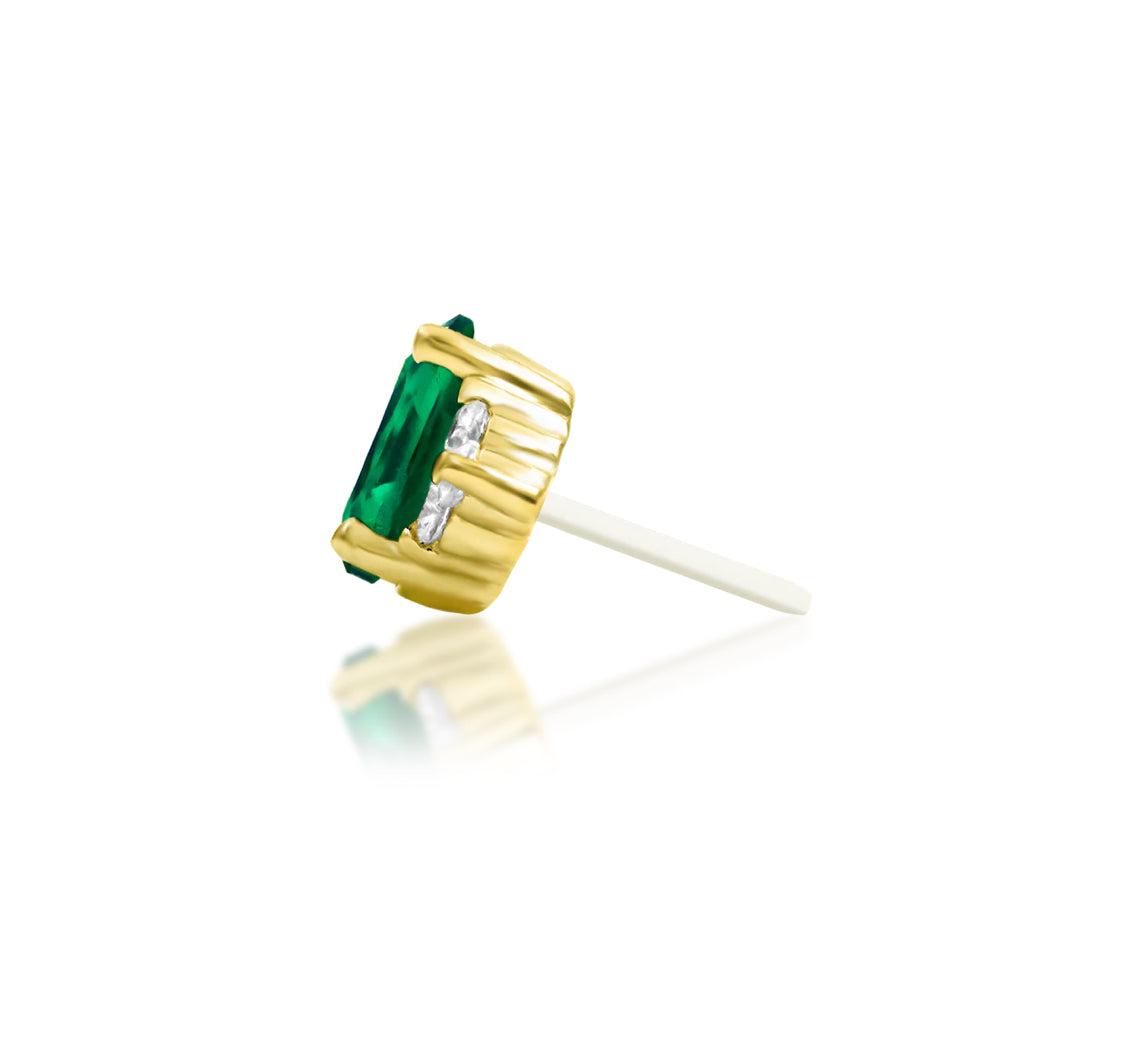 Full side profile of the Junipurr Jewellery Harial threadless end in yellow gold suitable for flat and helix piercings.
