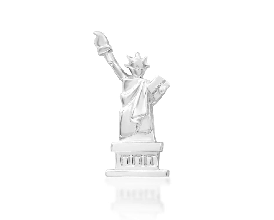 Close-up front view of the Junipurr Jewellery Liberty in 14k white gold, a refined option for modern ear curation.
