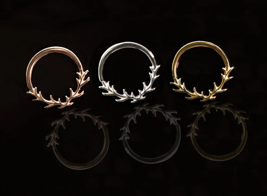 Side profile of the Junipurr Jewellery Raven plain gold ring in 14k yellow gold for comfortable daith wear.