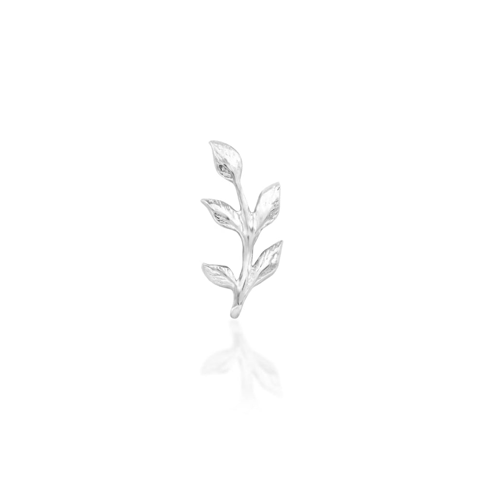 Flat-piercing leaf jewellery in 14k white gold, featuring Junipurr Aspen’s elongated branch silhouette.