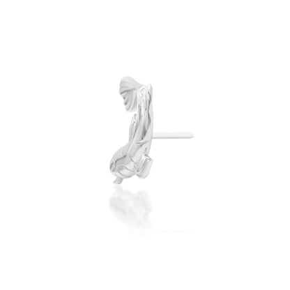 Junipurr Carp-E Diem solid 14k white gold koi-fish threadless end, angled view.