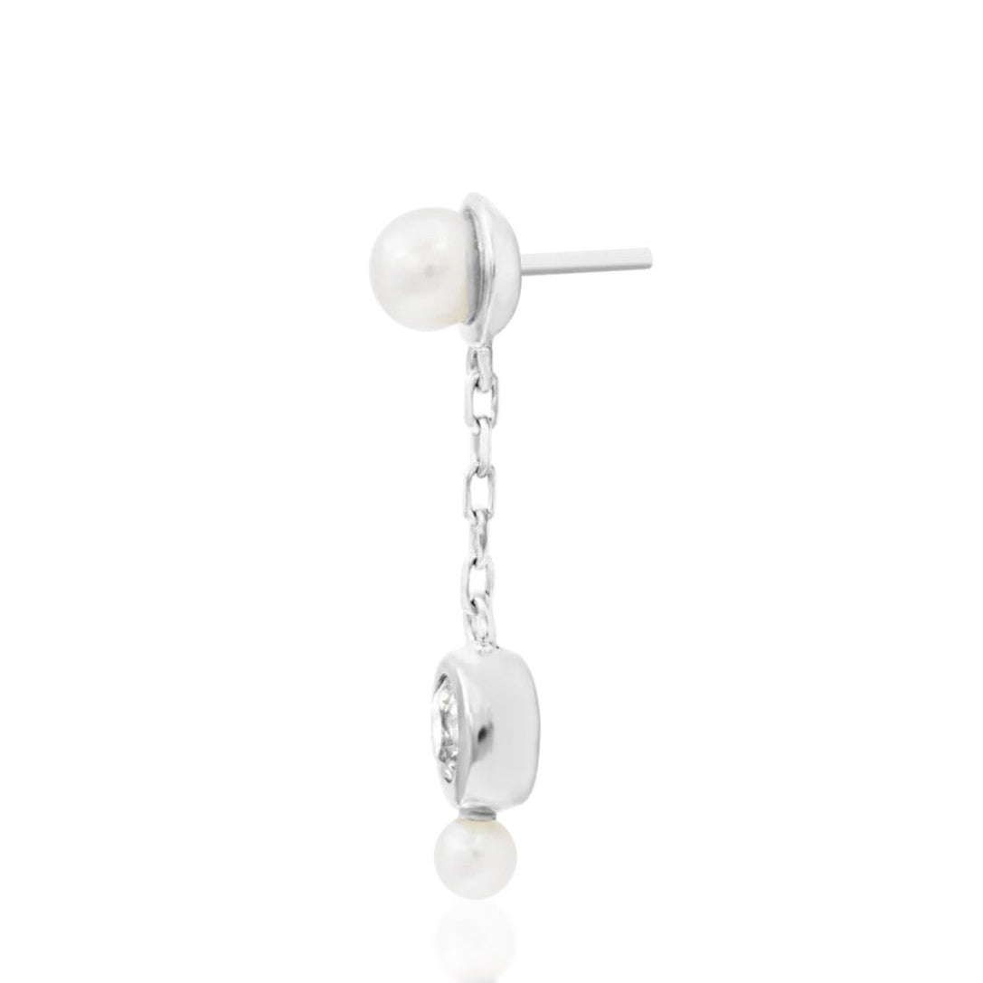 Angled view of Junipurr Lala pearl dangle threadless end in 14k white gold.