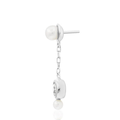 Angled view of Junipurr Lala pearl dangle threadless end in 14k white gold.