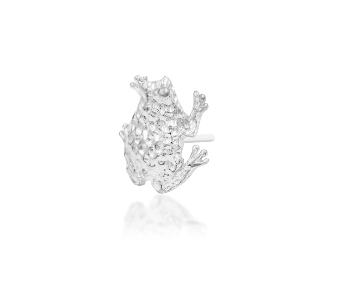 Junipurr Lord Hops solid 14k white gold three-dimensional toad threadless end, angled view.