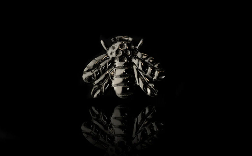 Junipurr Scene Bee solid 14k gold sculpted bee threadless end with a dark black-rhodium finish.