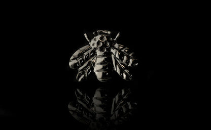 Junipurr Scene Bee solid 14k gold sculpted bee threadless end with a dark black-rhodium finish.