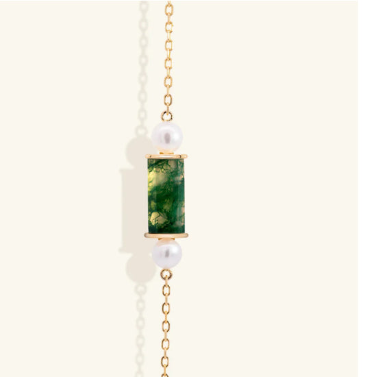 Junipurr Vanni moss agate and freshwater pearl bracelet on a gold-vermeil chain, product view.