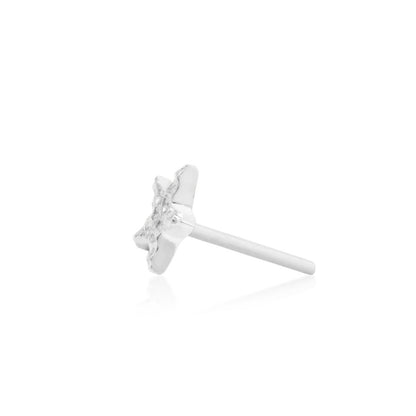Minimalist star jewellery in white gold with a gemstone-free hammered surface and compact silhouette.