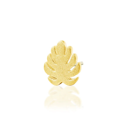 Monstera leaf helix earring in yellow gold featuring Junipurr’s compact tropical botanical design.