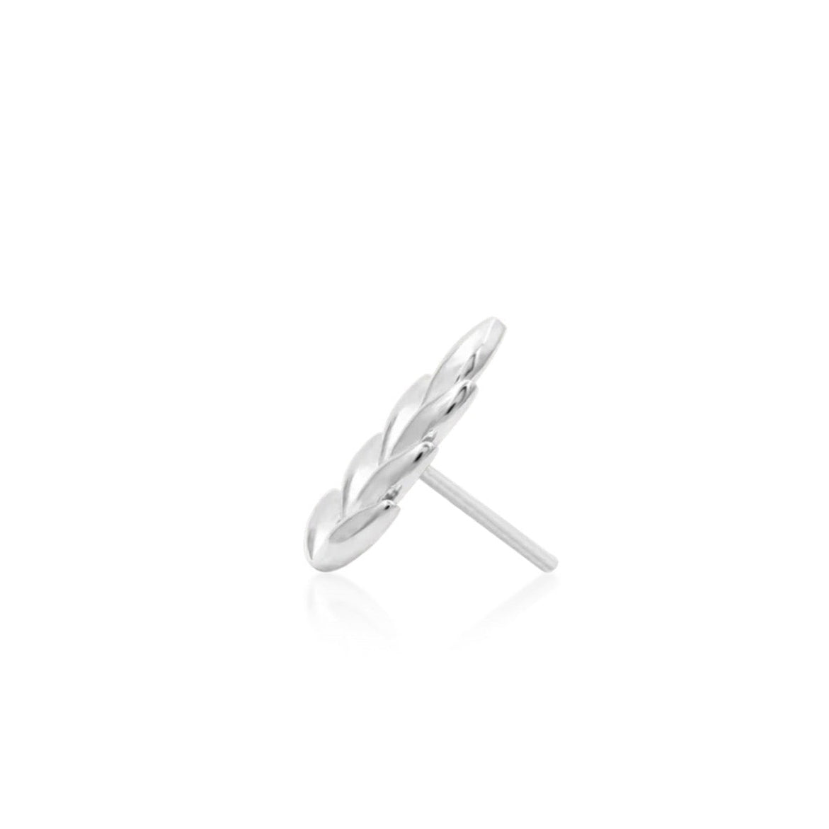 Nature-inspired cartilage earring in white gold with polished leaves creating an organic statement piece.