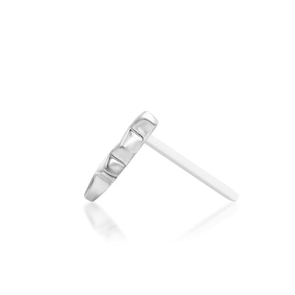 Statement flat earring in white gold with an elongated arrangement of polished and textured stars.